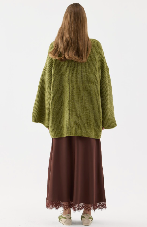 Bruine satijnen maxi-rok met subtiel glanzende stof en fijn afgewerkt kantdetail, lang en soepelvallend silhouet.