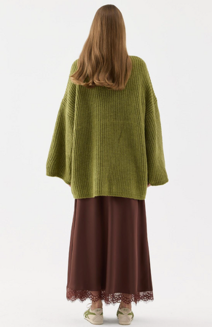 Bruine satijnen maxi-rok met subtiel glanzende stof en fijn afgewerkt kantdetail, lang en soepelvallend silhouet.