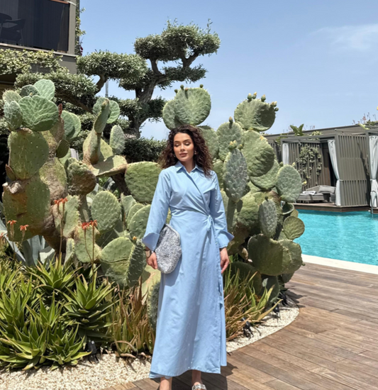 Overslagjurk van poplin katoen in baby blauw – luchtige zomerjurk met strikdetail