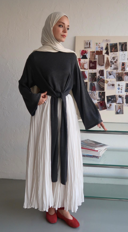 Grijze Hira overslagtop voor dames met elegant overslagdetail, zachte stof en vrouwelijke pasvorm in stijlvolle modest fashion look.
