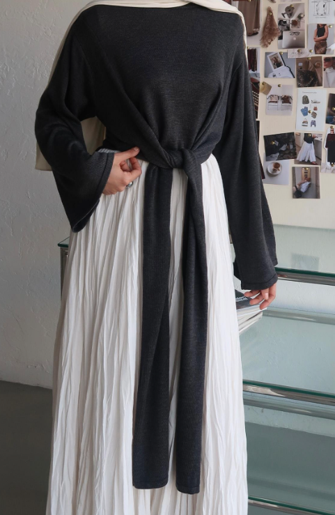 Grijze Hira overslagtop voor dames met elegant overslagdetail, zachte stof en vrouwelijke pasvorm in stijlvolle modest fashion look.