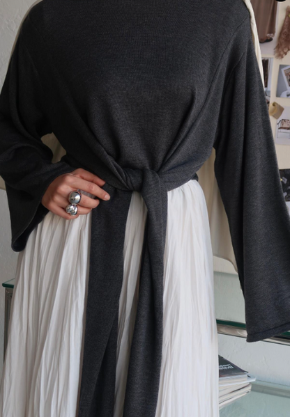 Grijze Hira overslagtop voor dames met elegant overslagdetail, zachte stof en vrouwelijke pasvorm in stijlvolle modest fashion look.