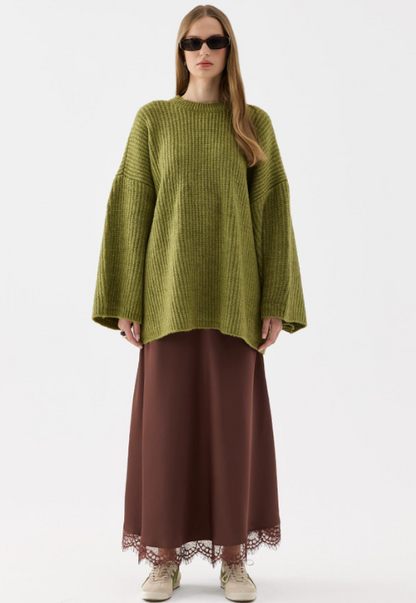 Bruine satijnen maxi-rok met subtiel glanzende stof en fijn afgewerkt kantdetail, lang en soepelvallend silhouet.
