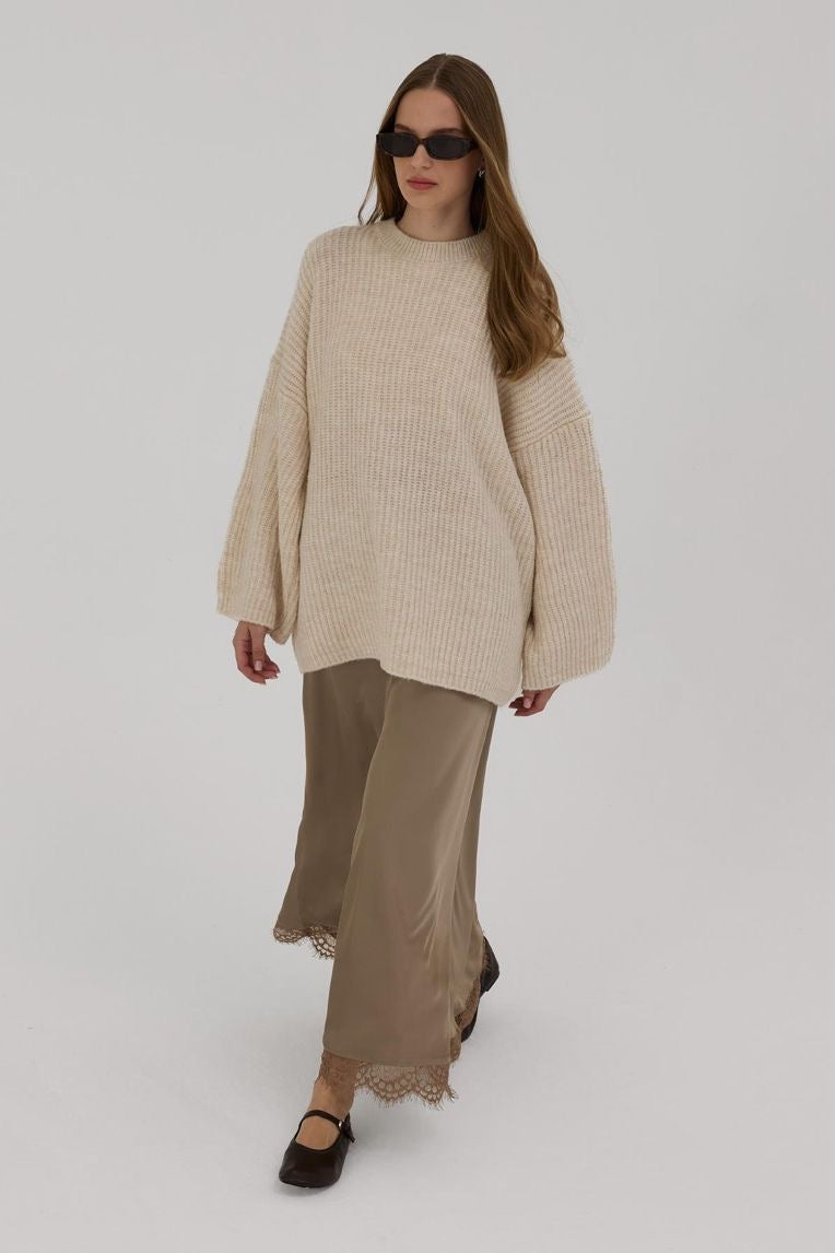 Ruya satijnen maxi-rok taupe, detail kantonderkant, luxe uitstraling.