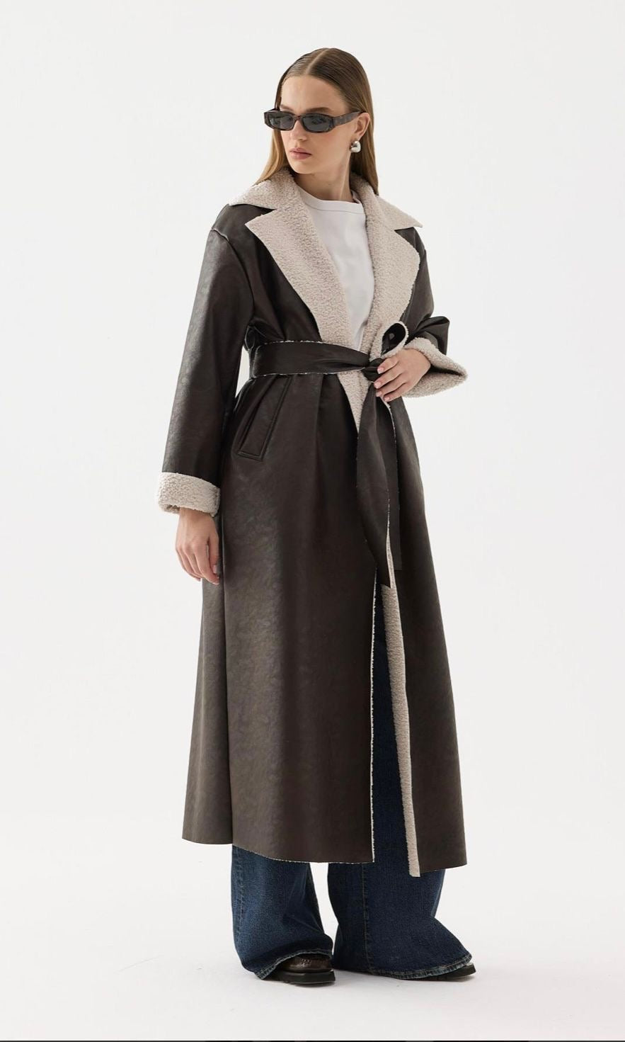 Zaïa mantel bruin-bouclé kunstleer met teddyvoering, open model gedragen – warme jas met zachte teddy-voering zichtbaar.