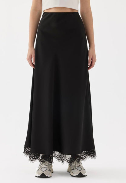 Ruya satijnen maxi-rok zwart, detail kantonderkant, luxe uitstraling.