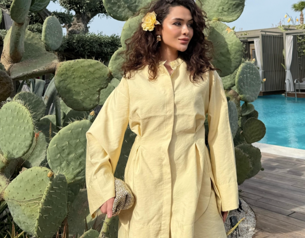 Video laden: LINA 2-delige set in zacht geel met rok en blouse – modest zomeroutfit